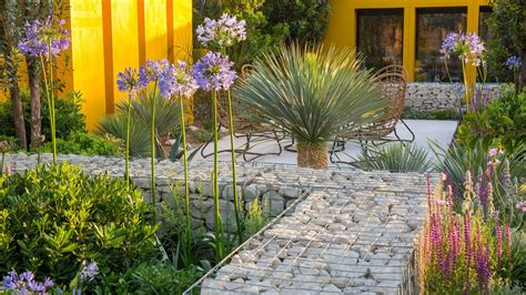 Landscaping With Gravel And Pots