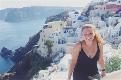 Woman’s Travel Selfies Go Viral Can You Spot Why Daily Star
