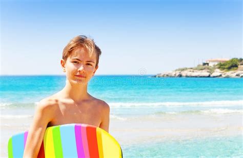 Adolescente Bello Con Il Bordo Di Nuotata Sulla Spiaggia Fotografia Stock Immagine Di
