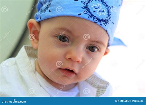 Bebé Que Desgasta Un Pañuelo Imagen De Archivo Imagen De Joven Lindo