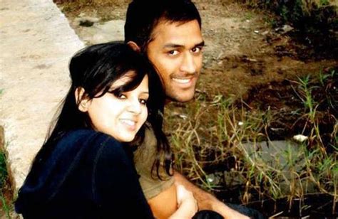 Ms Dhoni And Sakshi Rawat Love Story Lee Dhoni And Sakshi Used To Keep In Touch Via Sms Before