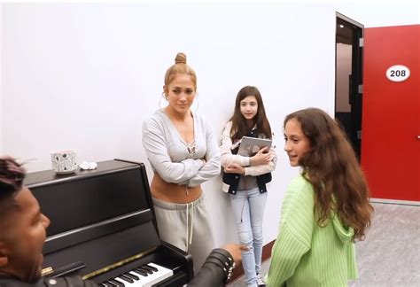 Córka Jennifer Lopez - Emma pochwaliłą się boskim głosem | Kozaczek