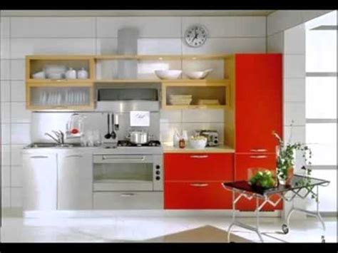 El interiorista gary mcbournie reconstruyó esta cocina alrededor de la placa de cocina aga existente, pintó los armarios de color blanco y cubrió las. Cómo decorar una cocina pequeña - YouTube
