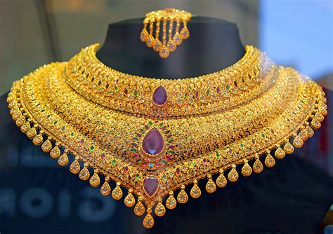 Necklace In A Dubai Jewelry Gold Jewellery Design Necklaces Indian Jewelry Gold Necklace
