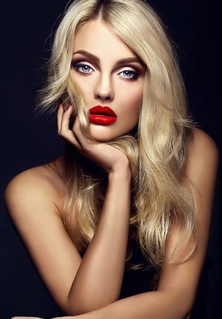 Retrato de glamour sensual da senhora modelo linda mulher loira com maquiagem brilhante e lábios