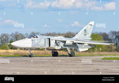Ukrainische Luftwaffe Su 24 Flugzeuge In Luzk Luftwaffenstützpunkt