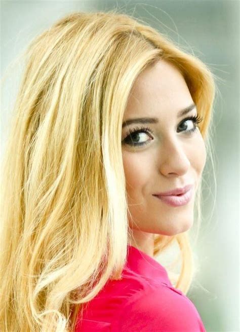 Reprezentowała polskę w konkursie miss universe 2012, kwalifikując się do czołowej szesnastki, jako pierwsza polka od 1989 roku. Marcelina Zawadzka Miss Polonia 2011