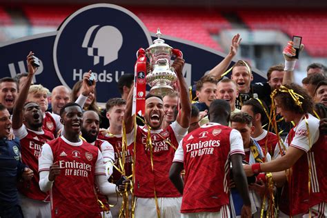 In Pictures Arsenal Lift Fa Cup Trophy At Empty Wembley Stadium After