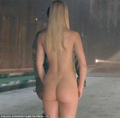 Suki Waterhouse Strips Completely Naked To Play Sex Android Ash In