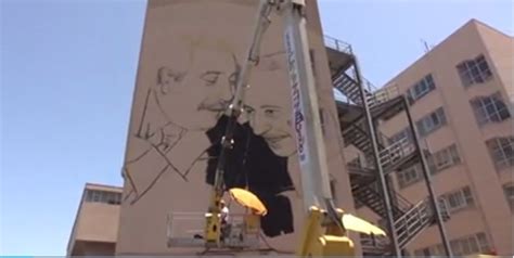 Es zeigt die beiden wenige monate später bei bombenattentaten ermordeten italienischen richter giovanni falcone und paolo borsellino im gespräch miteinander. L'altra Palermo di Falcone, al "Nautico" un murales che lo ...