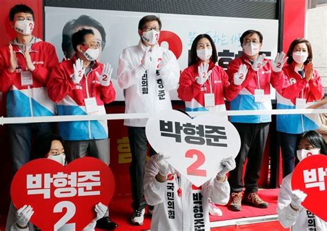 퇴임한 뒤 역대 대통령 중 처음으로 서울이 아닌 고향 봉하마을에 귀향한. 4·7 재보선 '승리 감 잡았나' 너도나도 부산 출동…野, 박형준 ...