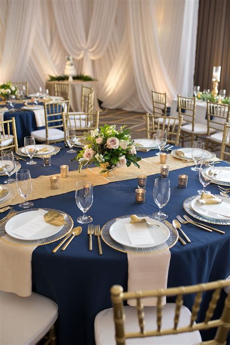 Obsessed with this navy and gold wedding theme! We are especially in