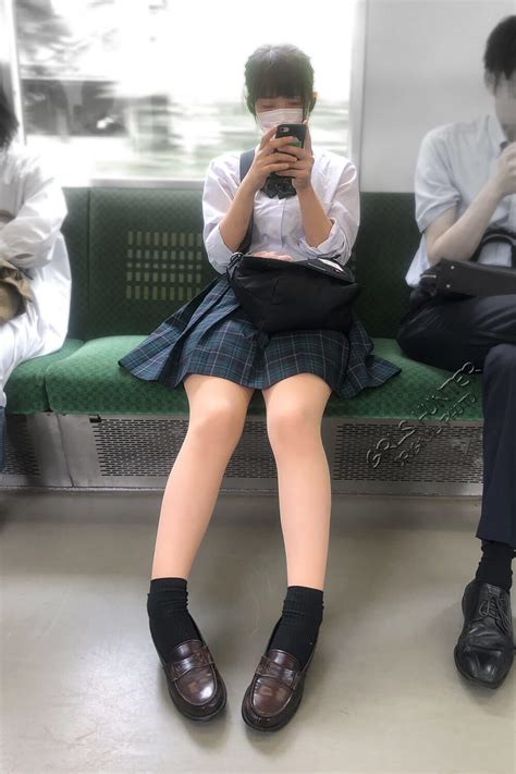 【画像】電車内で女子高生を見かけスマホで盗撮奴 Jkちゃんねる女子高生画像サイト