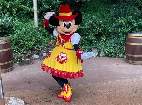 Ways To See Minnie Mouse At Disneyland Paris Selfie Spot Photo