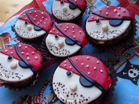 Schatztruhe zum vernaschen, piratenschatztruhe aus kitkat 2021, april. Harrrharrrr* Piraten Muffins! | Kindergeburtstag kuchen ...