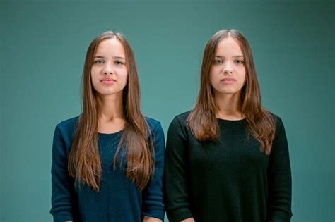 Portrait De Deux Belles Jeunes Femmes Jumelles Photo Gratuite