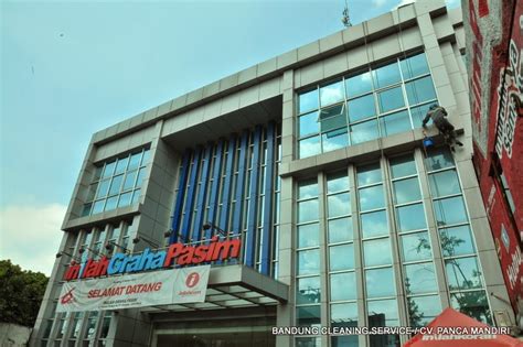 Melakukan pembersihan dibagian bawah bangunan jembatan ngasinan trenggalek. Bahan Pembersih Aluminium Composite Panel ~ Pembersihan ...