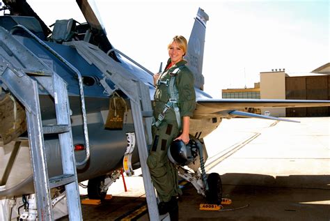 Meet Amelia Rose Earhart The Woman Flying Around The World In 17 Days Huffpost Women