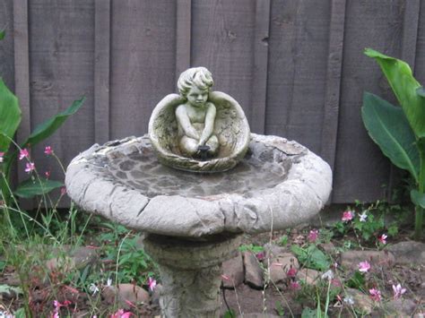 It features a very basic design, making it easier to blend into a variety of garden and patio décor options. 20 Lovely DIY Bird Bath Ideas To Attract Birds To Yard ...