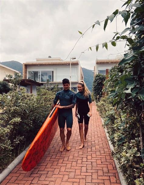 Gabriel medina pinto ferreira (born 22 december 1993) is a brazilian professional surfer, also the 2014 and 2018 wsl world champion. Yasmin Brunet aprende a surfar com Gabriel Medina - Quem ...