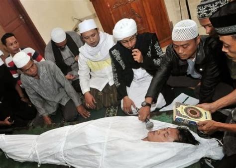 Ternyata menurut islam, mimpi tersebut mempunyai tafsir mengejutkan! Mimpi Melihat Pocong atau Dikejar Hantu Jika Dilihat ...