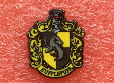 B10 Official Harry Potter Symbol Hufflepuff Blazon Studio Tour Lapel