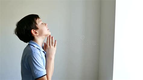 Boy Teen Praying Belief In God Church Stock Video Video Of Bible