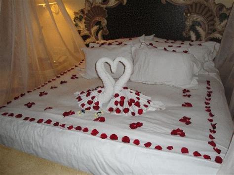 It's time to give your bed a romantic canopy. DELLA MEDIA PRODUCTION: Kuwa mbunifu katika kuremba ...