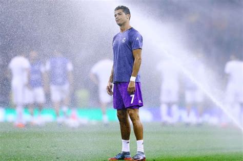 When i open my 20x 84 pack, or my next red pick, i swear, i want this guy over everybody. Cristiano Ronaldo gets soaked by sprinklers in pre-match warm-up before firing Real Madrid ahead ...