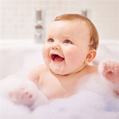 À 8 mois, le rythme des nuits de votre enfant risque d'être bouleversé, en raison de l'angoisse de la séparation. Bébé a 4 mois : Eveil, alimentation et sommeil d'un bébé ...
