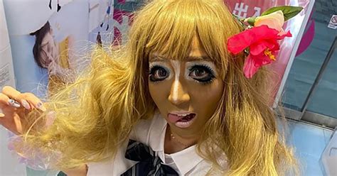 平成から大ワープだ！ 37歳の芹那、金髪のガングロギャル姿で“渋谷お散歩” 江原屋本舗