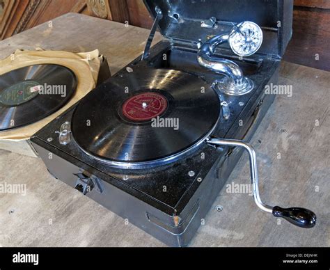 Portable Wind Up Gramophone Record Player With 78rpm Vinyl Record