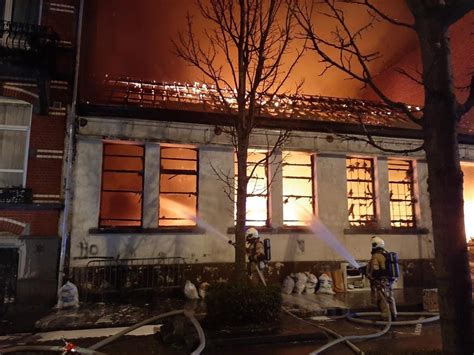 Quatorze personnes ont dû être admises à l'hôpital dans la nuit de dimanche à lundi à la suite de l'incendie d'une habitation située rue du compas à anderlecht. Plus de 5 heures pour éteindre un incendie dans un ...