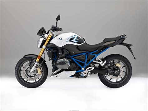 Only a motorcycle gives you the feeling of true freedom between the sky and the road. BMW 2017 : Nouveaux coloris pour les R1200GS, R1200RT, R1200R - Moto-Station