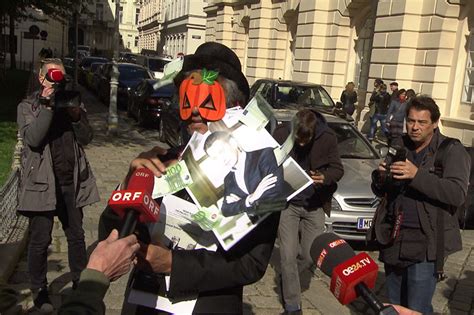 Ja zum #verhüllungsverbot am 7. Verhüllungsverbot: Anzeige wegen Hai-Kostüm - wien.ORF.at