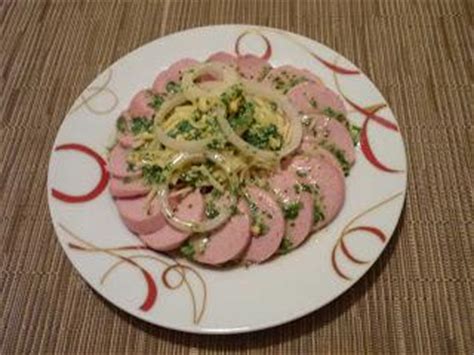 The recipe and preparation of the sausage vary regionally. Salade de cervelas et gruyère - Paperblog