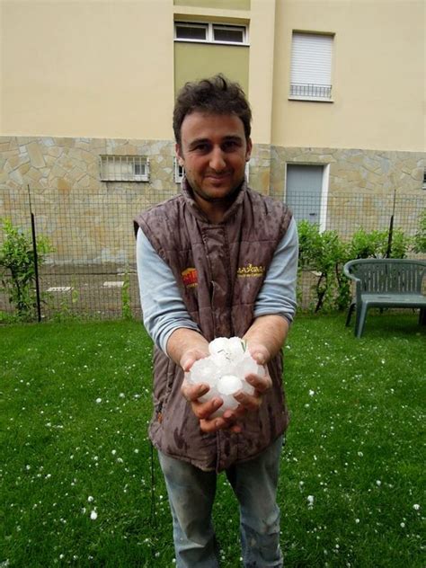 Confermate le previsioni da bollino rosso per questo fine settimana. Grandine a Modena, 3 maggio 2013