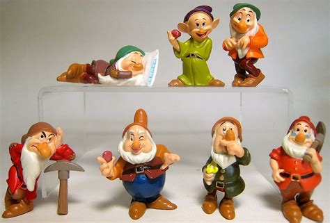 Vintage Walt Disney Seven Dwarfs Snow White Doll Figures New In Hot
