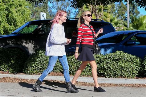 Reese Witherspoon And Ava Phillippe Going To Nail Salon Popsugar Celebrity Photo 3