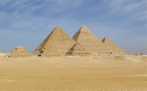 The Pyramids Of Khufu Khafre Menkaure And The Queens Pyramids Ancient
