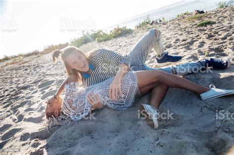 남자 청바지와 모래에 누워 그의 여자 친구를 포옹 하는 줄무늬 셔츠를 입고 2명에 대한 스톡 사진 및 기타 이미지 2명 강 금발 머리 Istock