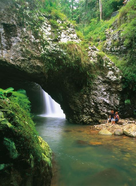 Natural Arch Waterfall In Springbrook National Park Gold Coast Dont
