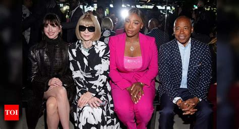 Anne Hathaway Was Spotted Sitting Next To Anna Wintour At Nyfw And It Reminded Us Of Devil Wears