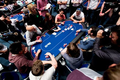 Go to any poker room and you'll see the standard practice of dealers fanning out the entire deck on the table. How to Win at Texas Hold'em Poker Strategy | PokerNews