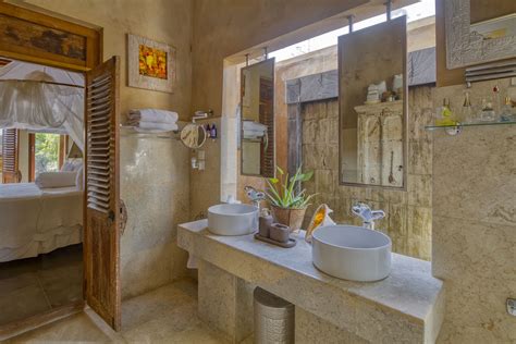 Exquisite Balinese Bathroom With Tropical Decor