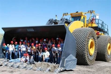 The Worlds Biggest Earth Mover Has A 260 Ton Operating Weight Altdriver