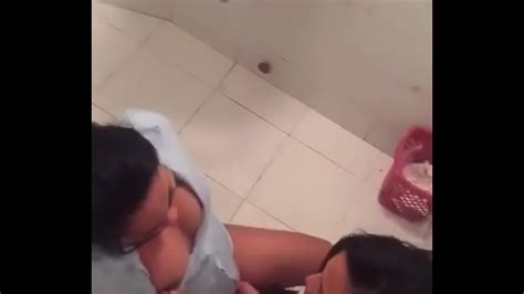 dominicana lesviana en el baño publico xvideos