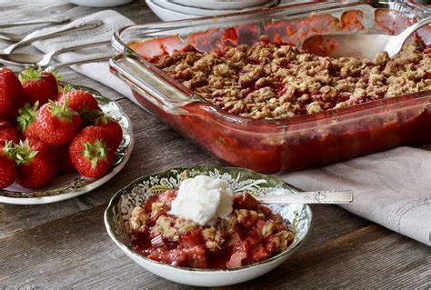 Easy Strawberry Rhubarb Crisp Weekend At The Cottage