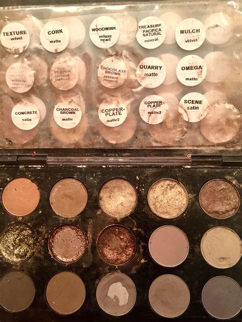 With hints of gold and shimmer, you can easily blend this eye shadow with blues, greens and pinks to create a festive look. Pin on PALETTE BROWNS MAC E/S