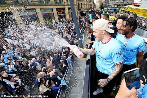 Man City des milliers de fans regardent les joueurs célébrer le titre de Premier League lors d